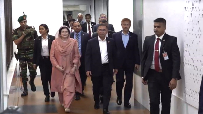 দেশে ফিরলেন প্রধানমন্ত্রী