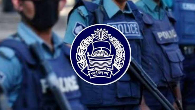 নতুন পোশাকে নেমেছে পুলিশ