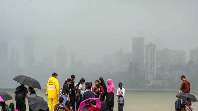 মুম্বাইয়ে বৃষ্টির তাণ্ডব, ‘রেড অ্যালার্ট’ জারি করে নাগরিকদের ঘরে থাকার পরামর্শ