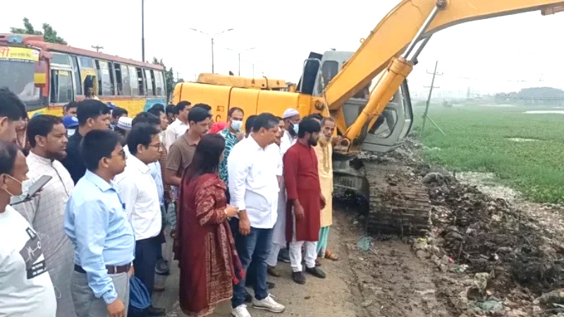 প্রধানমন্ত্রীর নির্দেশে অপসারণ হচ্ছে ঢাকা-আরিচা মহাসড়কের বর্জ্য, একই স্থানে হবে বৃক্ষরোপণ