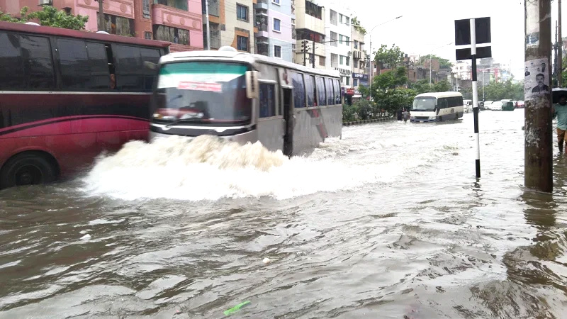 টানা বৃষ্টিতে রাজধানীতে জলাবদ্ধতা, ভোগান্তি চরমে