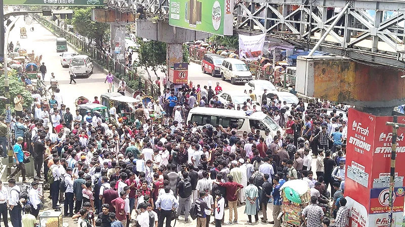 শিক্ষামন্ত্রীর পদত্যাগ দাবিতে শিক্ষার্থীদের সড়ক অবরোধ